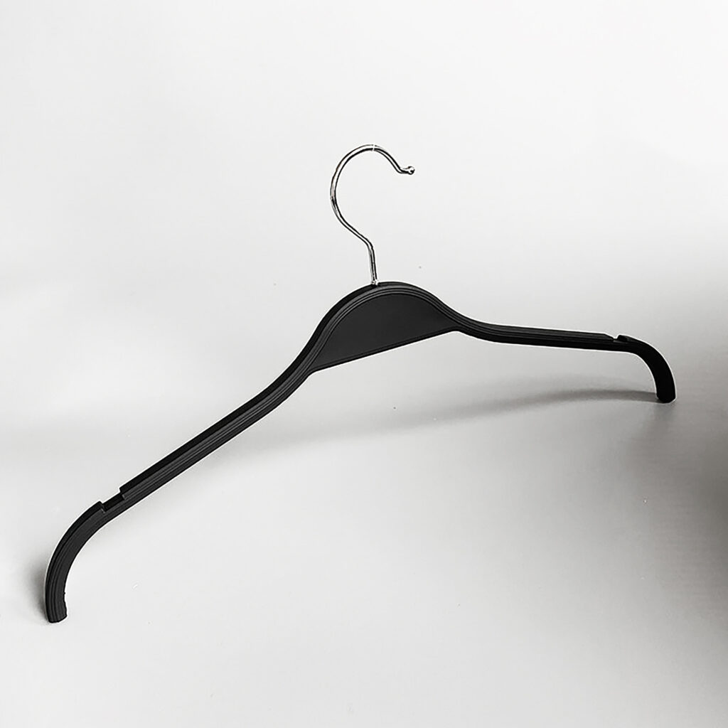 S318 black rubber coated notched garment hanger