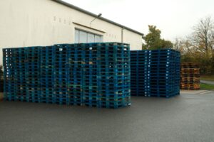Planning a 50,000–100,000 Piece Hanger Order From China Plastic pallets in manufacturing facility